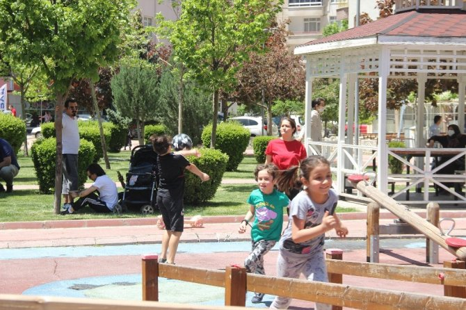 Konya’da parklar çocuklarla doldu 6