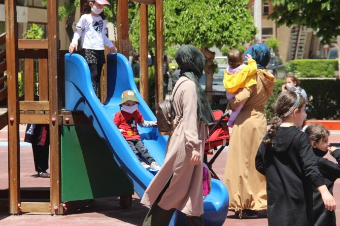 Konya’da parklar çocuklarla doldu 7
