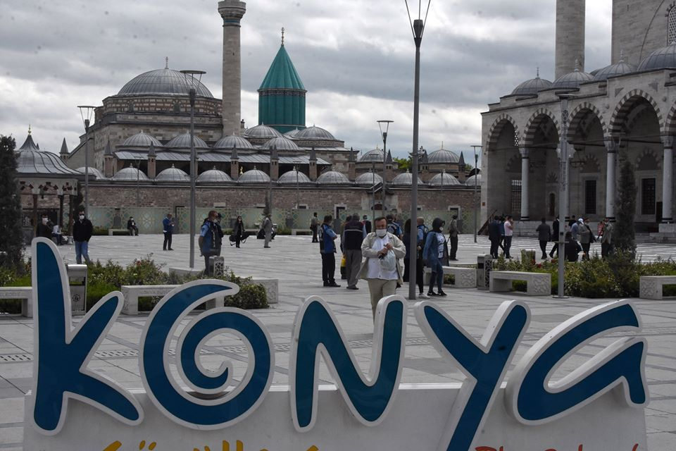 Konya’da 1398 camide sosyal mesafeli Cuma namazı 1