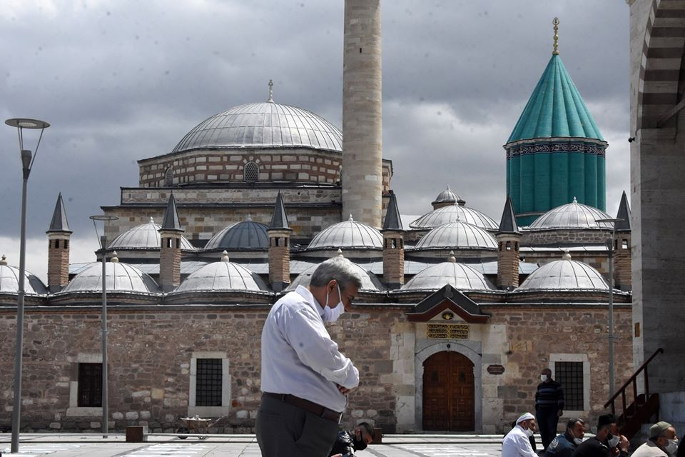Konya’da 1398 camide sosyal mesafeli Cuma namazı 13