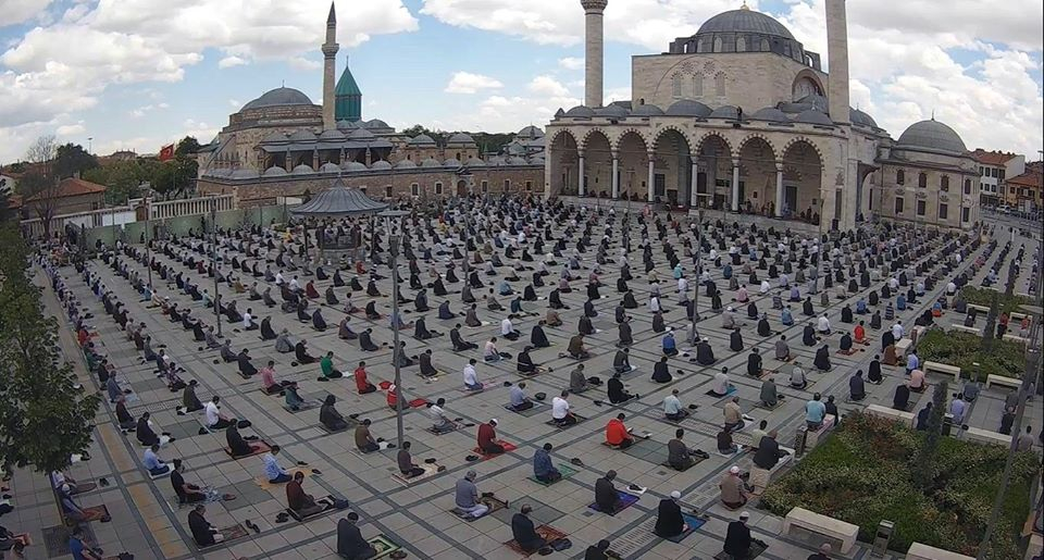 Konya’da 1398 camide sosyal mesafeli Cuma namazı 14