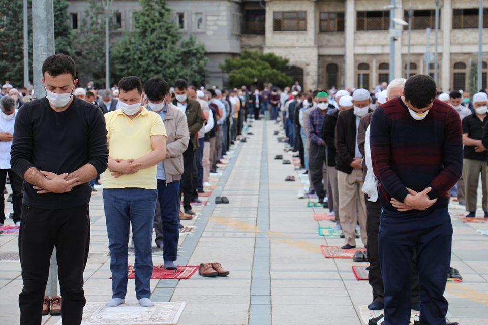 Konya’da 1398 camide sosyal mesafeli Cuma namazı 20