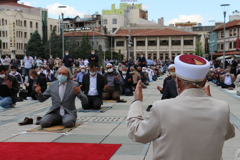 Konya’da 1398 camide sosyal mesafeli Cuma namazı 23