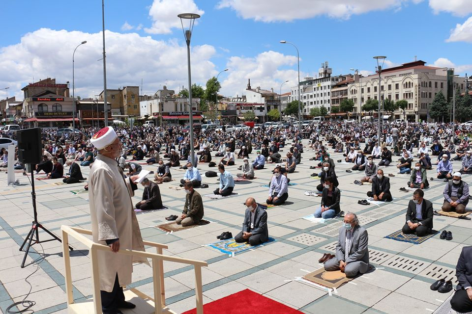 Konya’da 1398 camide sosyal mesafeli Cuma namazı 24