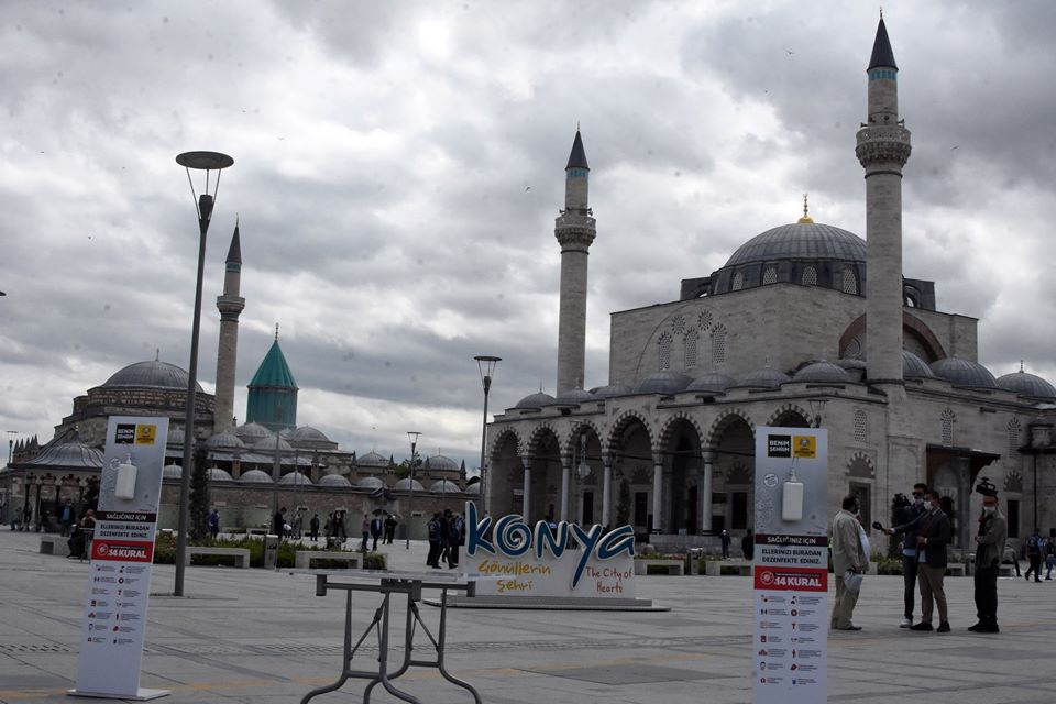 Konya’da 1398 camide sosyal mesafeli Cuma namazı 26