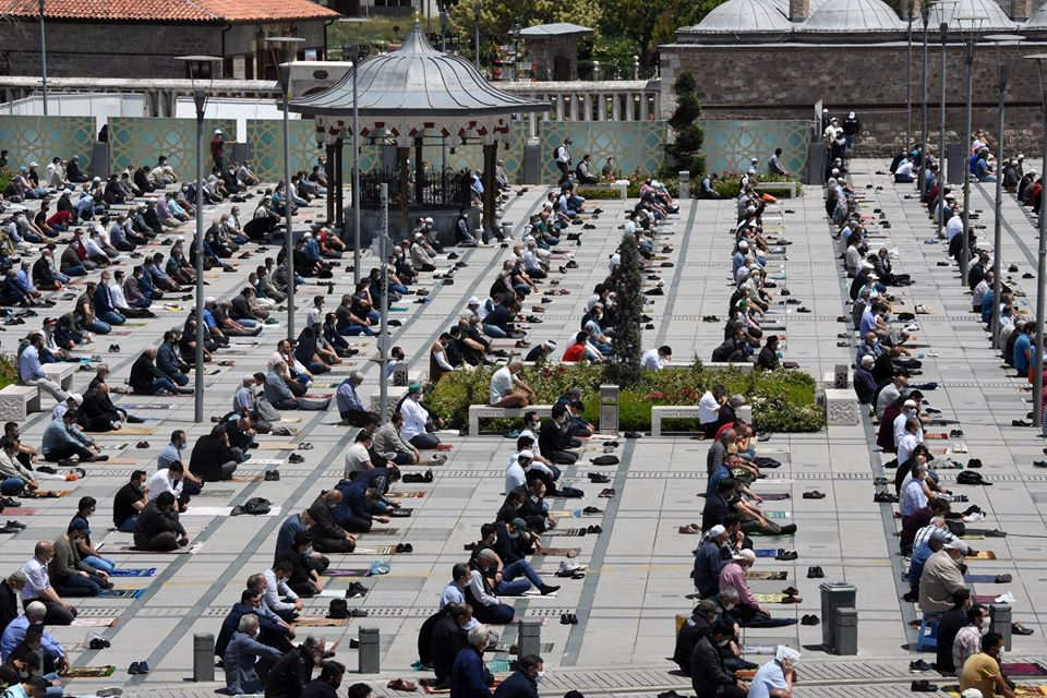 Konya’da 1398 camide sosyal mesafeli Cuma namazı 32