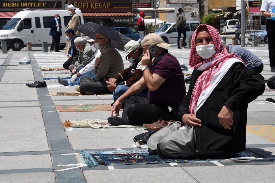 Konya’da 1398 camide sosyal mesafeli Cuma namazı 33
