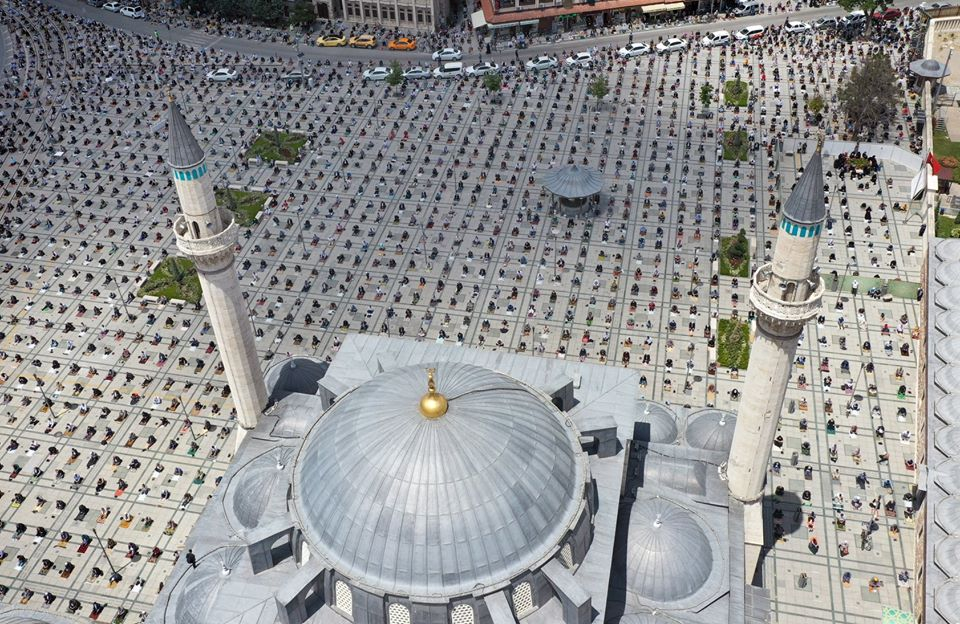 Konya’da 1398 camide sosyal mesafeli Cuma namazı 36
