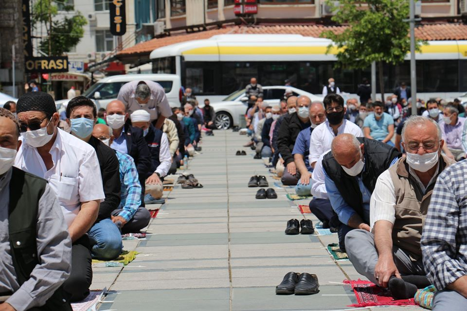 Konya’da 1398 camide sosyal mesafeli Cuma namazı 37