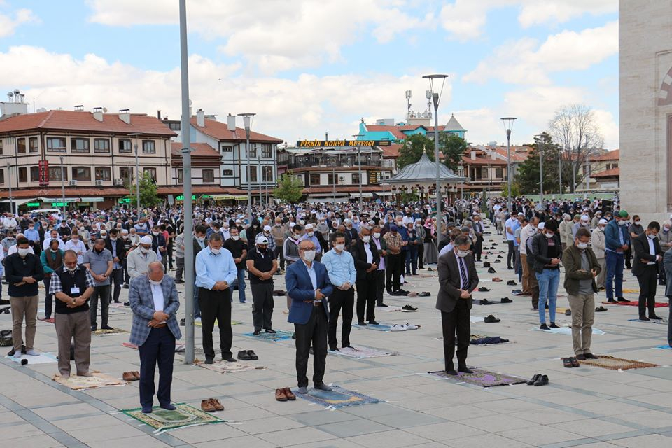 Konya’da 1398 camide sosyal mesafeli Cuma namazı 39