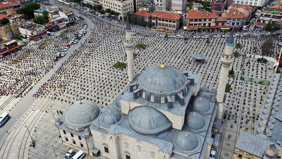 Konya’da 1398 camide sosyal mesafeli Cuma namazı 4
