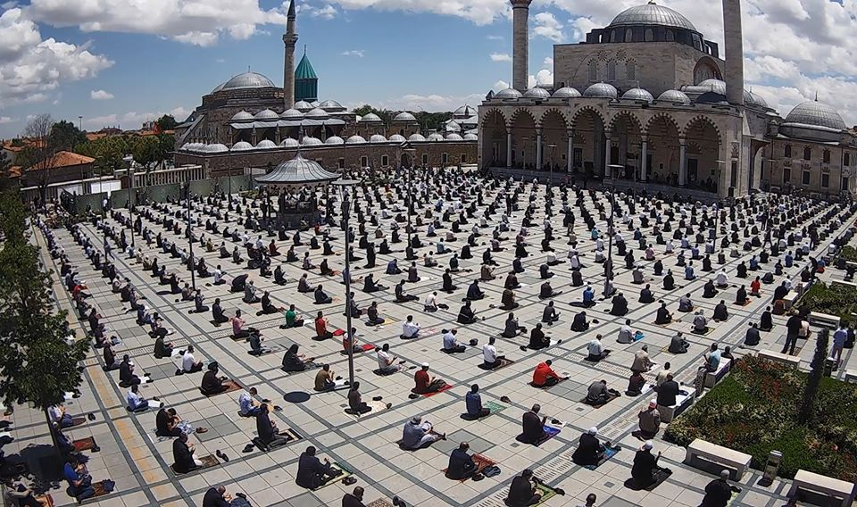 Konya’da 1398 camide sosyal mesafeli Cuma namazı 40
