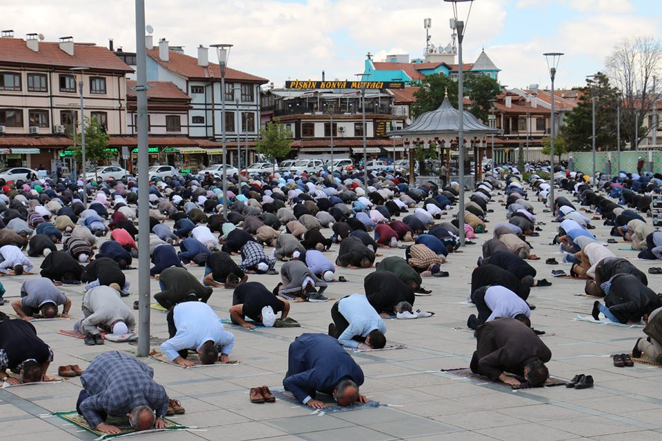Konya’da 1398 camide sosyal mesafeli Cuma namazı 41