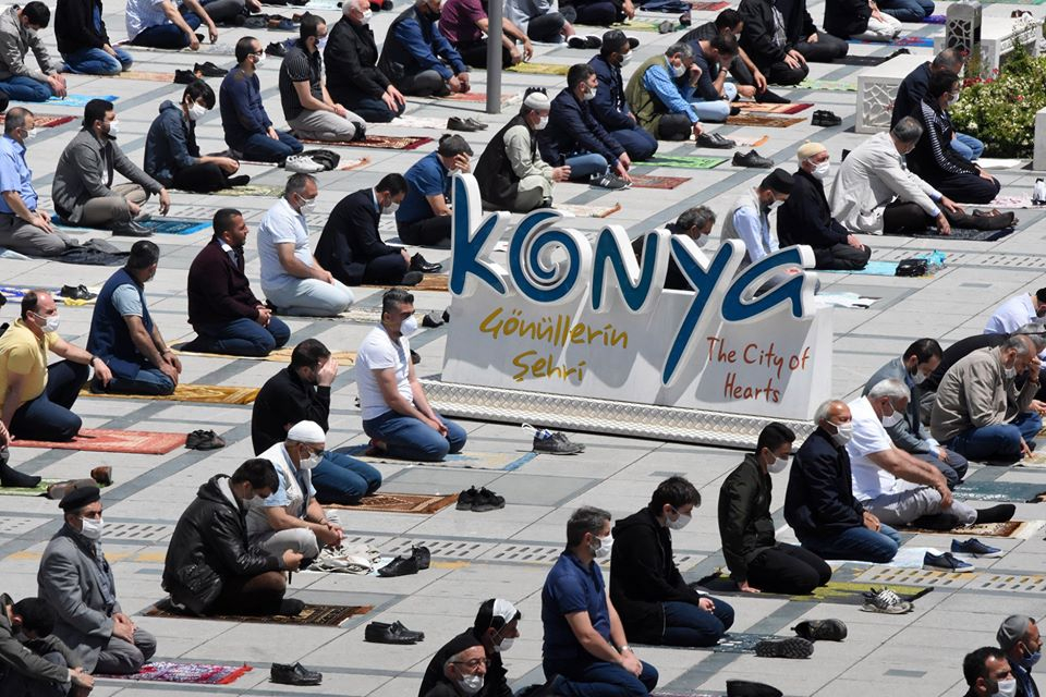 Konya’da 1398 camide sosyal mesafeli Cuma namazı 43