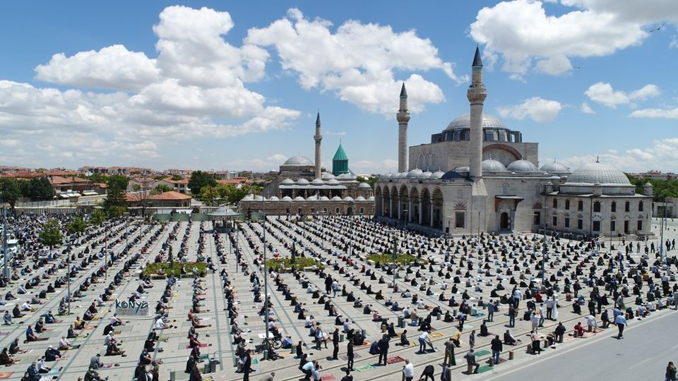 Konya’da 1398 camide sosyal mesafeli Cuma namazı 44