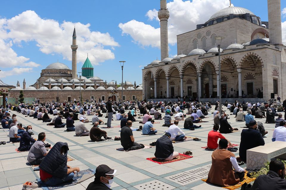 Konya’da 1398 camide sosyal mesafeli Cuma namazı 45