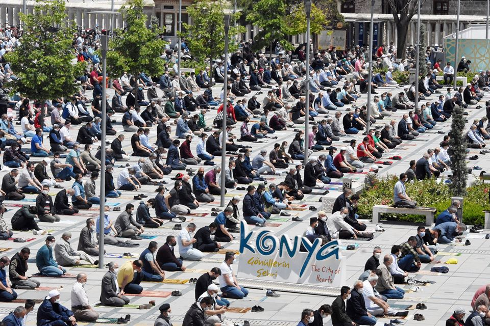Konya’da 1398 camide sosyal mesafeli Cuma namazı 47