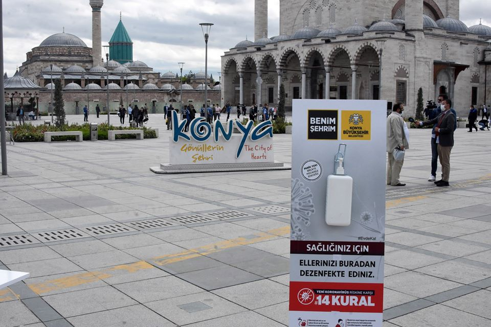 Konya’da 1398 camide sosyal mesafeli Cuma namazı 51