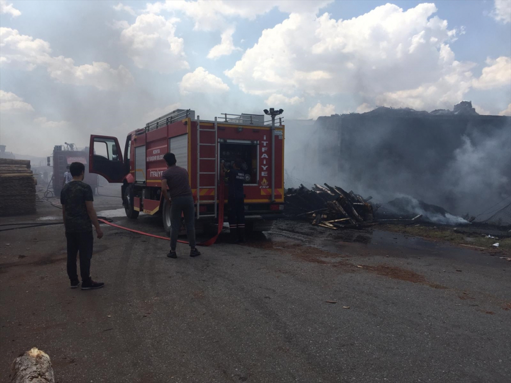 Konya'da, geri dönüşüm deposu ve palet atölyesinde yangın 10