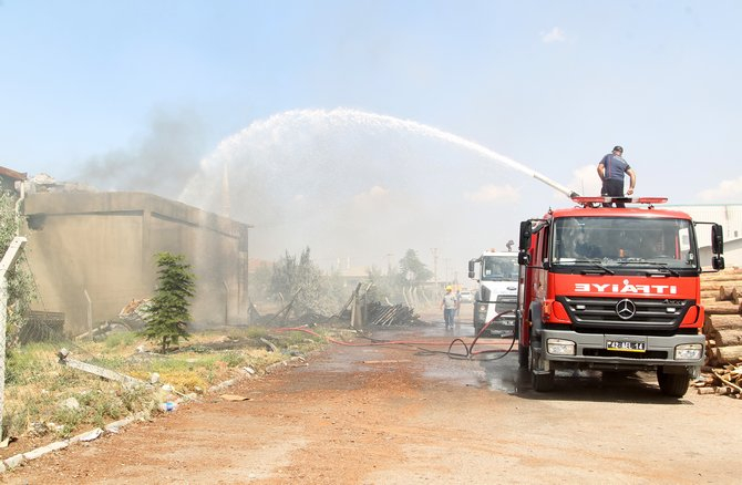 Konya'da, geri dönüşüm deposu ve palet atölyesinde yangın 35