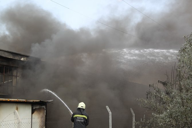 Konya'da, geri dönüşüm deposu ve palet atölyesinde yangın 41