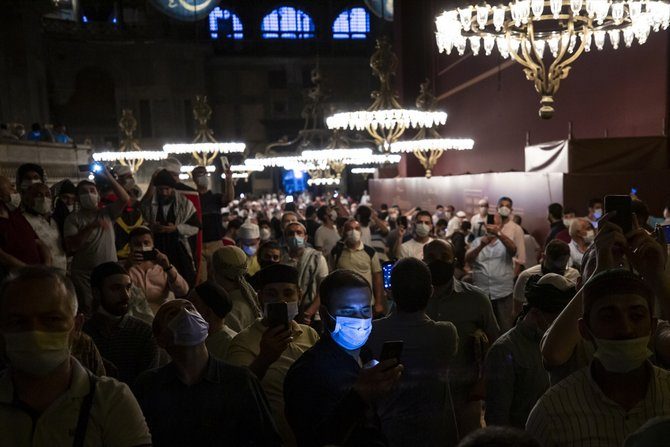 Ayasofya-i Kebir Cami-i Şerifi'nde 86 yıl aradan sonra ilk sabah namazı 32