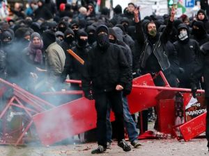 Almanya Polisi Göstericilere Canine Saldırdı