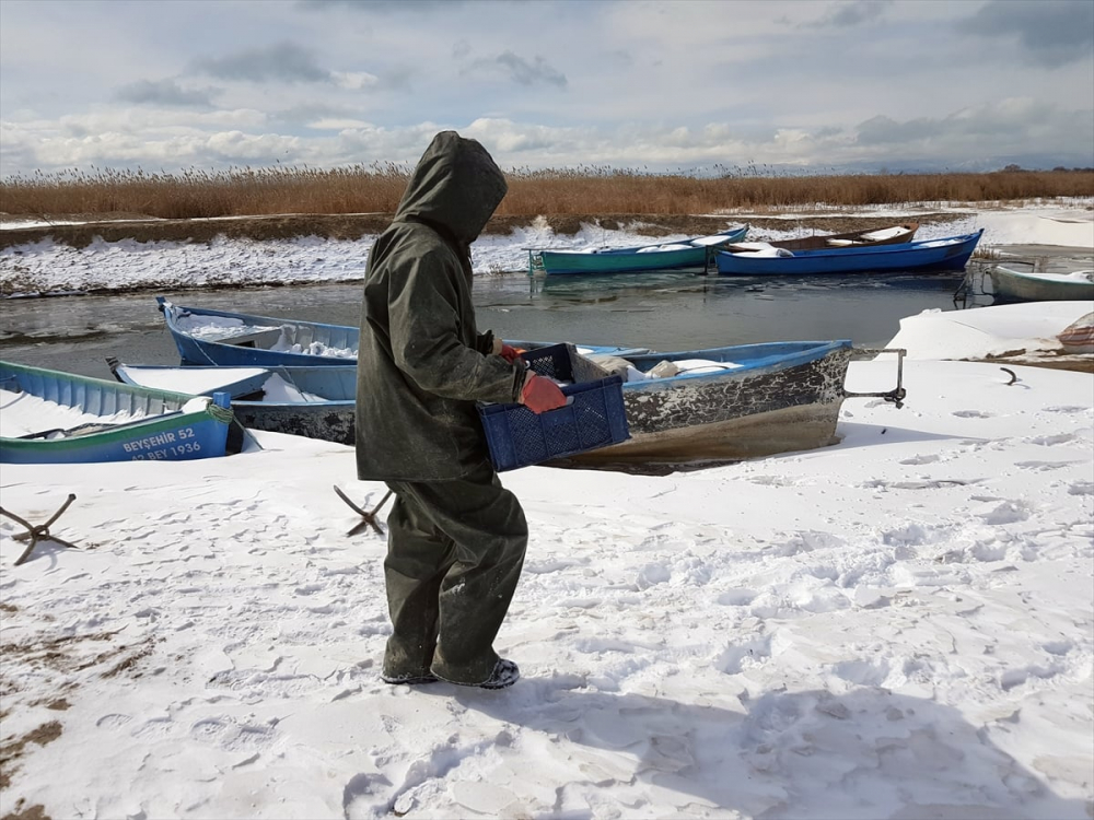 Balıkçılar donan Beyşehir Gölü'nde buzları kırarak avlanıyor 10