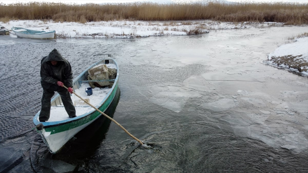 Balıkçılar donan Beyşehir Gölü'nde buzları kırarak avlanıyor 11