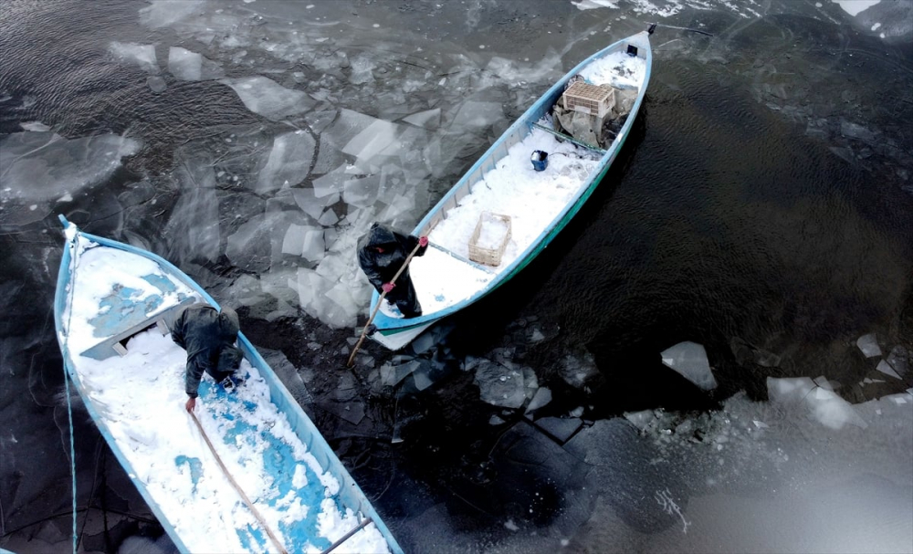 Balıkçılar donan Beyşehir Gölü'nde buzları kırarak avlanıyor 12