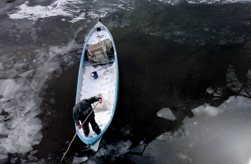 Balıkçılar donan Beyşehir Gölü'nde buzları kırarak avlanıyor 13