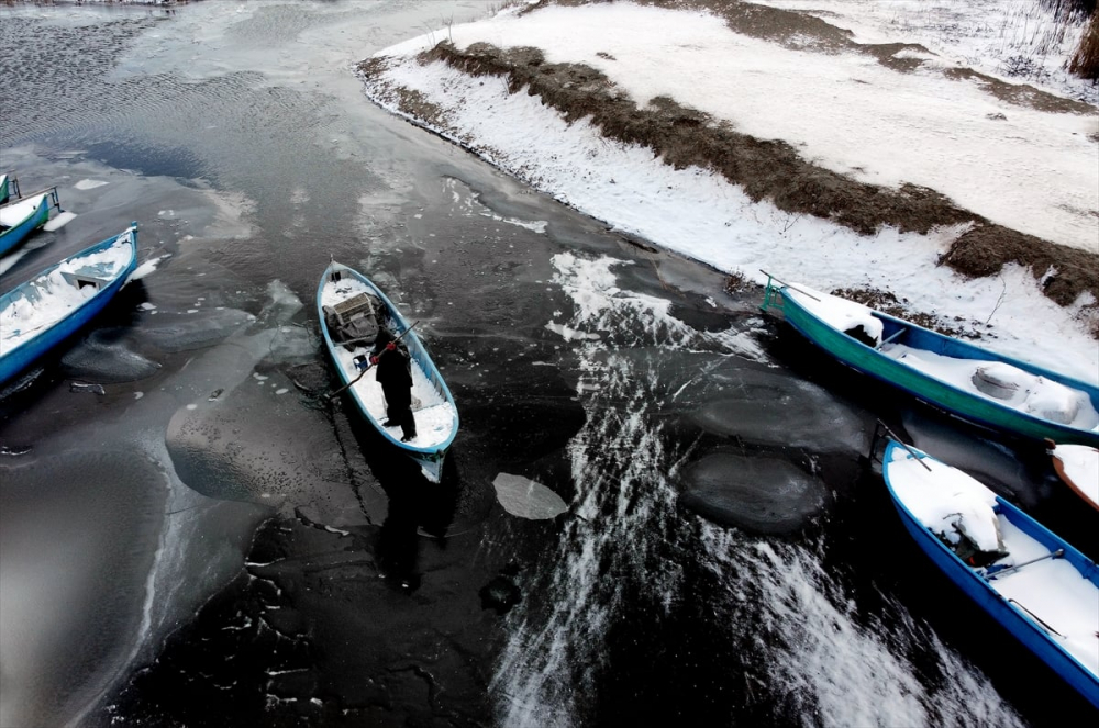 Balıkçılar donan Beyşehir Gölü'nde buzları kırarak avlanıyor 14
