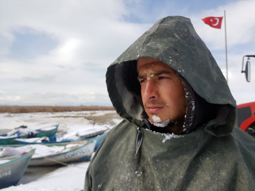 Balıkçılar donan Beyşehir Gölü'nde buzları kırarak avlanıyor 2