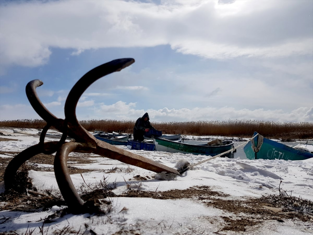 Balıkçılar donan Beyşehir Gölü'nde buzları kırarak avlanıyor 4