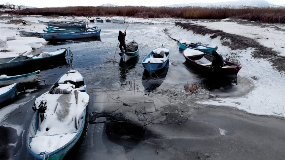 Balıkçılar donan Beyşehir Gölü'nde buzları kırarak avlanıyor 7