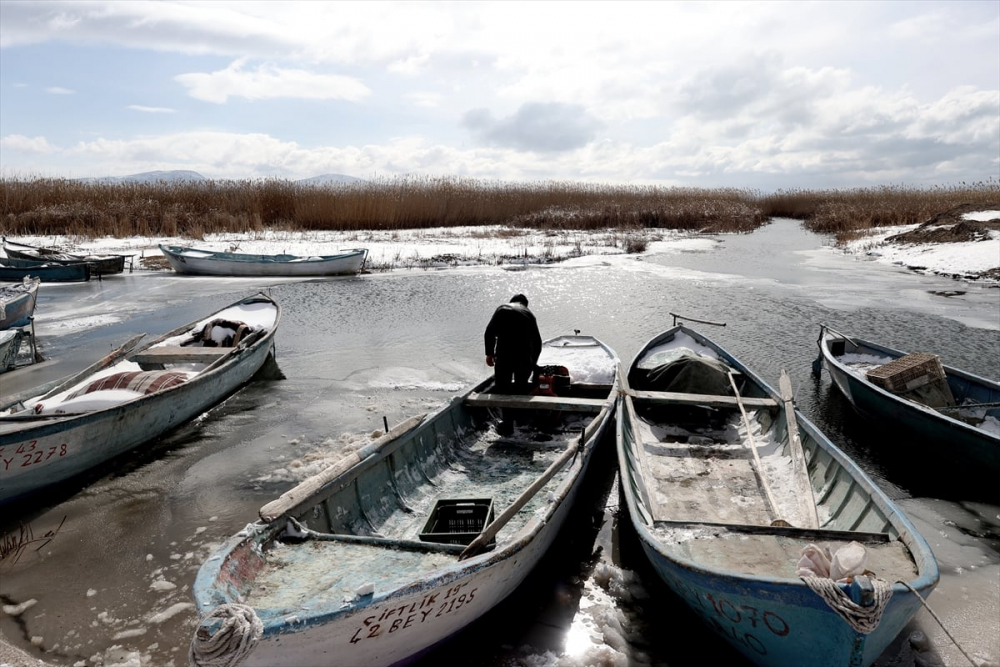 Balıkçılar donan Beyşehir Gölü'nde buzları kırarak avlanıyor 8