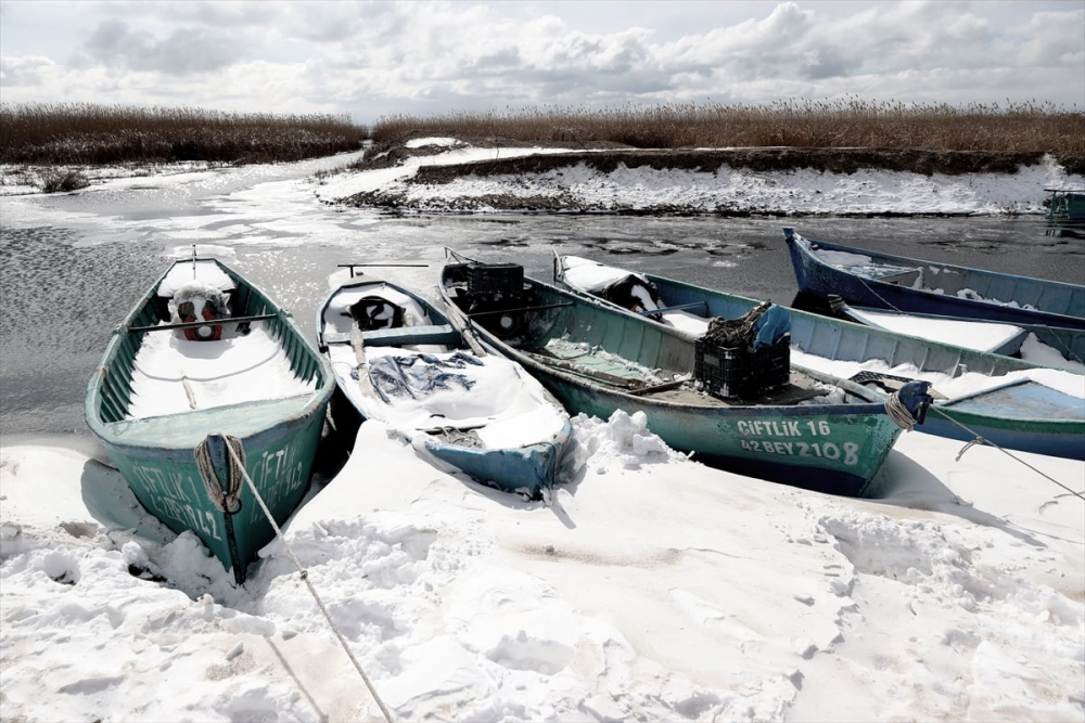 Balıkçılar donan Beyşehir Gölü'nde buzları kırarak avlanıyor 9
