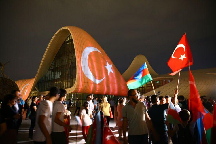 Bakü'deki Haydar Aliyev Merkezi'nin dış cephesine Türk bayrağı yansıtıldı 1