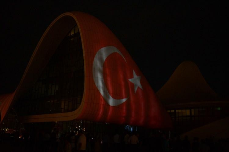 Bakü'deki Haydar Aliyev Merkezi'nin dış cephesine Türk bayrağı yansıtıldı 10