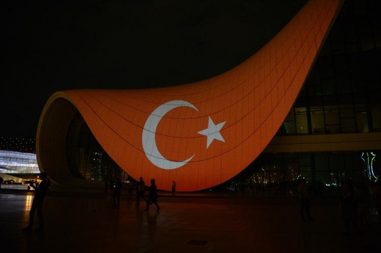 Bakü'deki Haydar Aliyev Merkezi'nin dış cephesine Türk bayrağı yansıtıldı 12