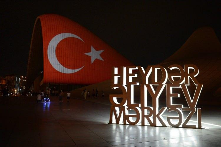 Bakü'deki Haydar Aliyev Merkezi'nin dış cephesine Türk bayrağı yansıtıldı 13