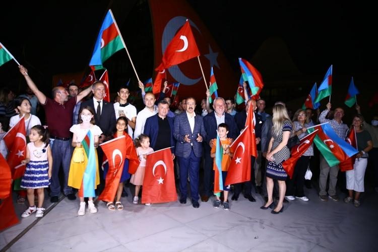 Bakü'deki Haydar Aliyev Merkezi'nin dış cephesine Türk bayrağı yansıtıldı 2