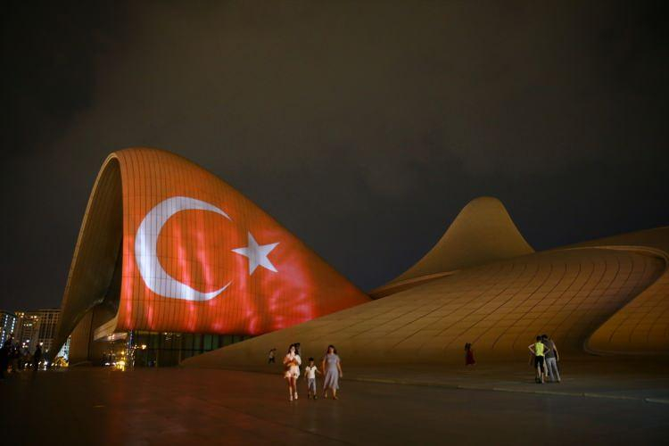 Bakü'deki Haydar Aliyev Merkezi'nin dış cephesine Türk bayrağı yansıtıldı 3
