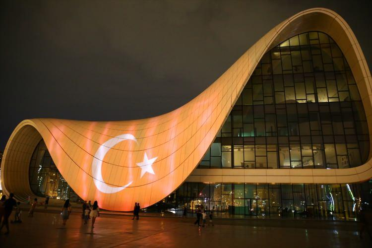 Bakü'deki Haydar Aliyev Merkezi'nin dış cephesine Türk bayrağı yansıtıldı 4