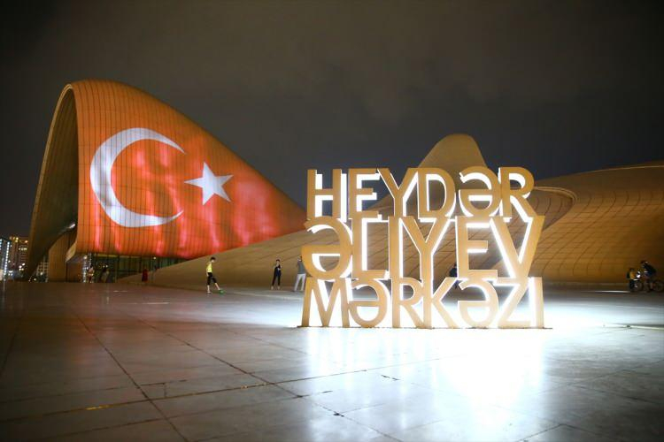 Bakü'deki Haydar Aliyev Merkezi'nin dış cephesine Türk bayrağı yansıtıldı 5