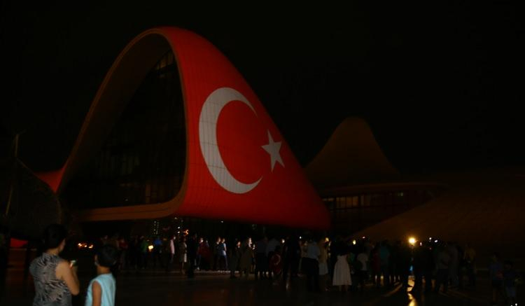 Bakü'deki Haydar Aliyev Merkezi'nin dış cephesine Türk bayrağı yansıtıldı 6