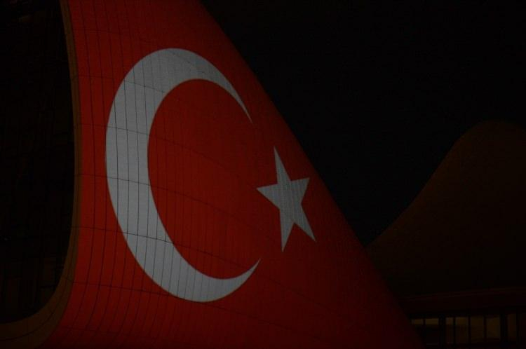 Bakü'deki Haydar Aliyev Merkezi'nin dış cephesine Türk bayrağı yansıtıldı 8