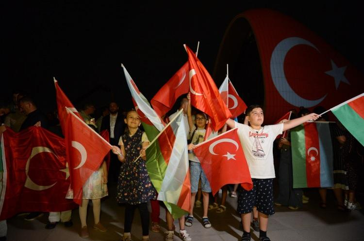 Bakü'deki Haydar Aliyev Merkezi'nin dış cephesine Türk bayrağı yansıtıldı 9