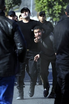 Mursi'nin yargılanması protesto ediliyor 1