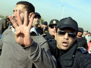 Mursi'nin yargılanması protesto ediliyor
